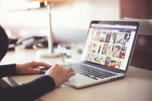 Donna che lavora con un notebook