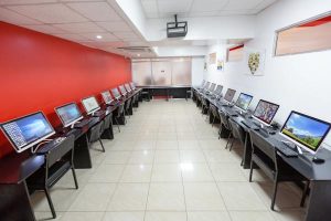 Sala aziendale con computer